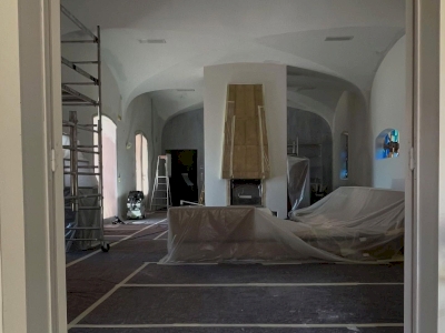Salon voûté réaménagé — plafond blanc et mur patiné Salon voûté réaménagé — plafond blanc et mur patiné