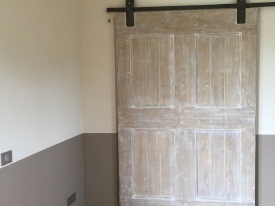 Porte coulissante patinée — bois blanchi et charme retrouvé Porte coulissante patinée — bois blanchi et charme retrouvé