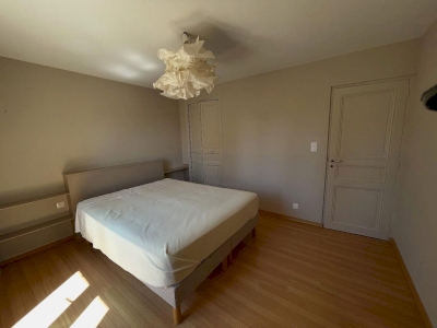 Chambre rehaussée — harmonie ton sur ton en Primwood mat Chambre rehaussée — harmonie ton sur ton en Primwood mat